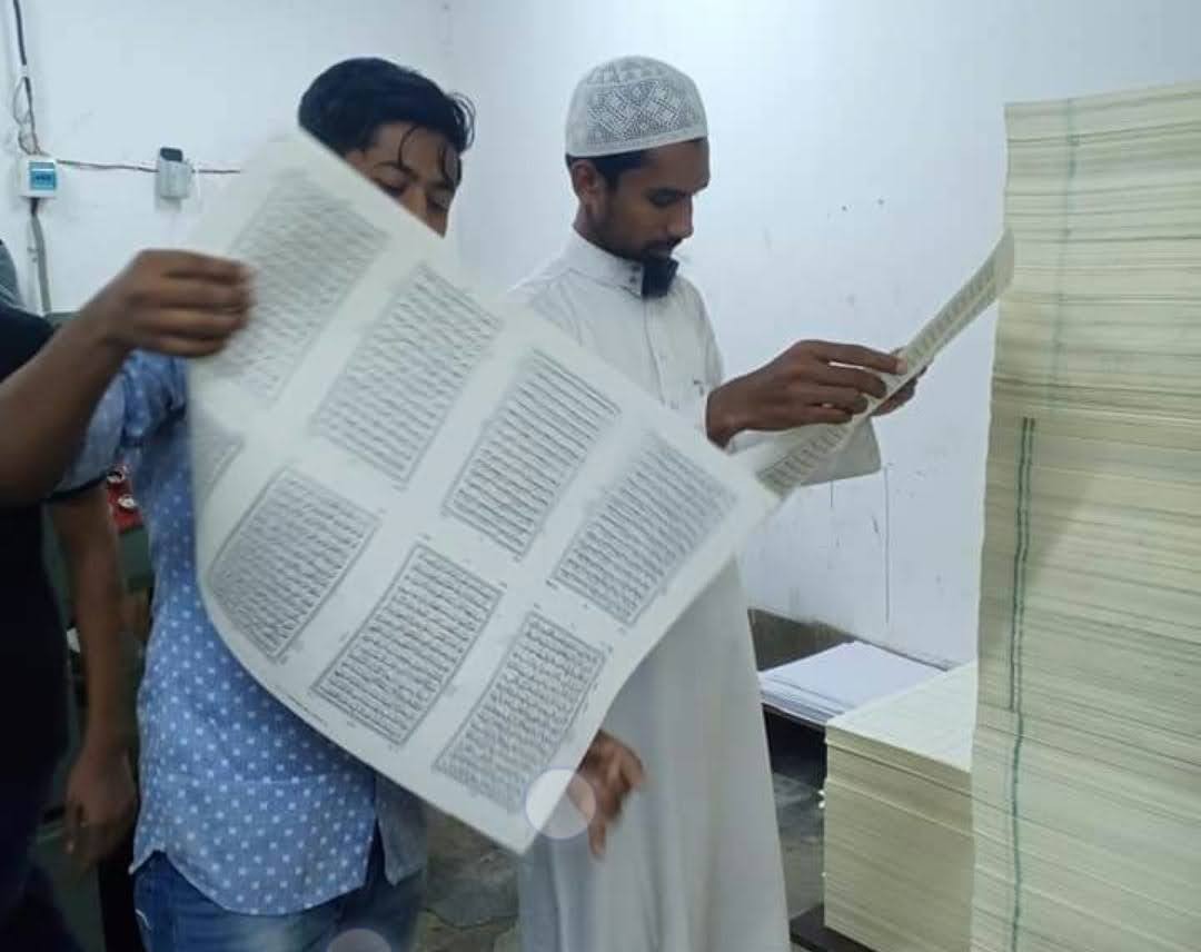 Folding printed signatures into correct sequence