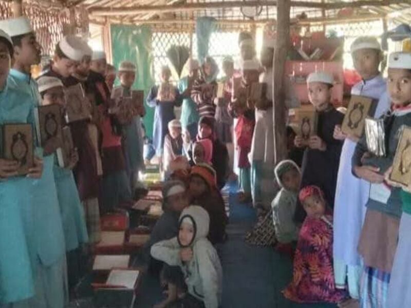 Distribution to Rohingya students